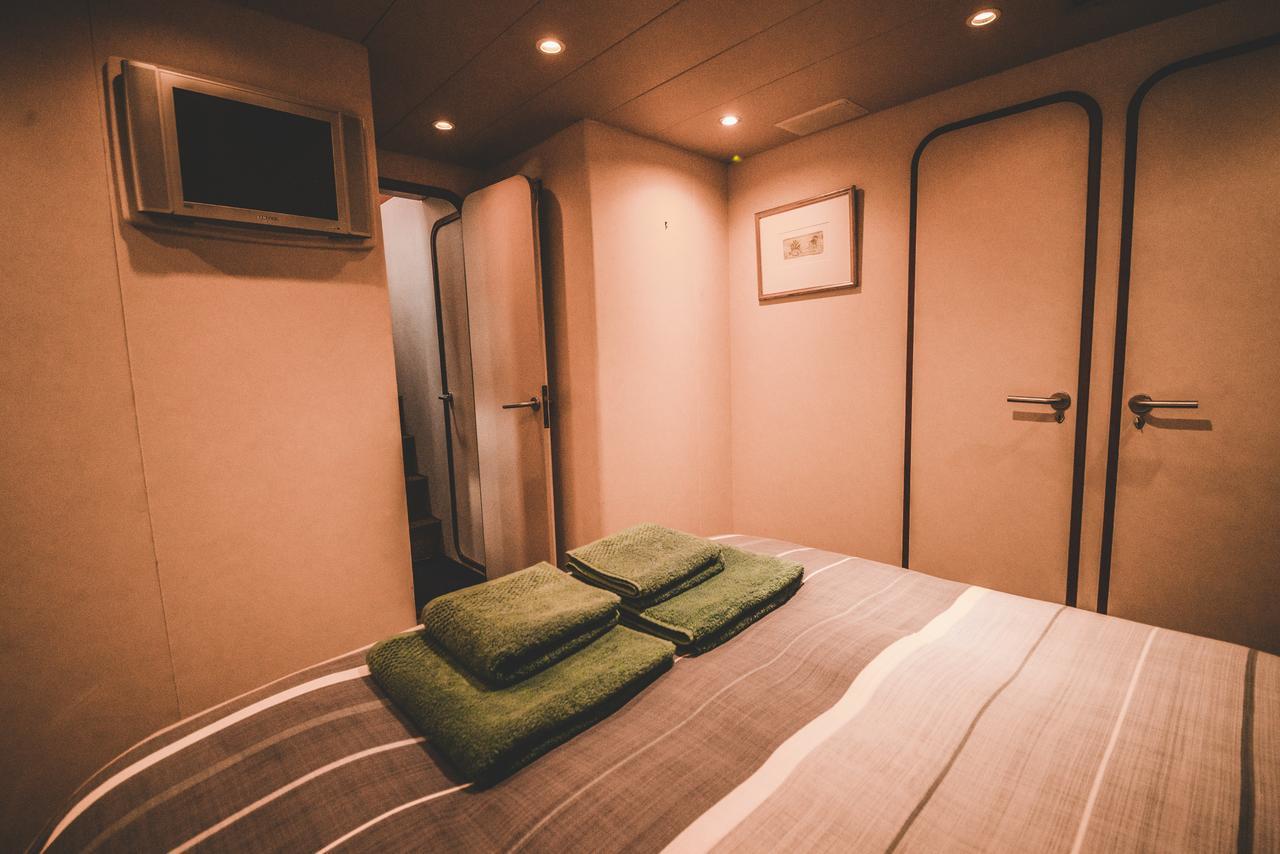 Motor Yacht Boatel Botel Barcellona
